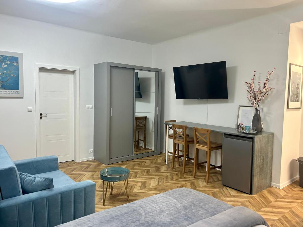 Almond Studio Apartment ブラチスラヴァ エクステリア 写真